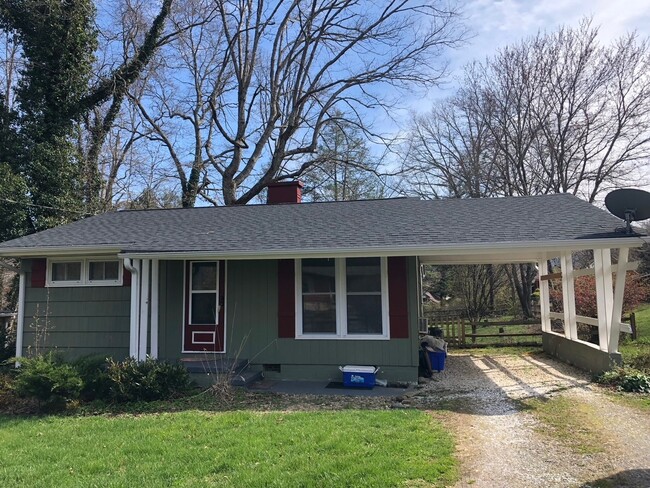 105 View St in Black Mountain, NC - Building Photo - Building Photo