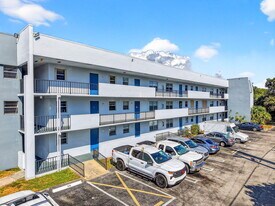 1630 Embassy Dr in West Palm Beach, FL - Building Photo