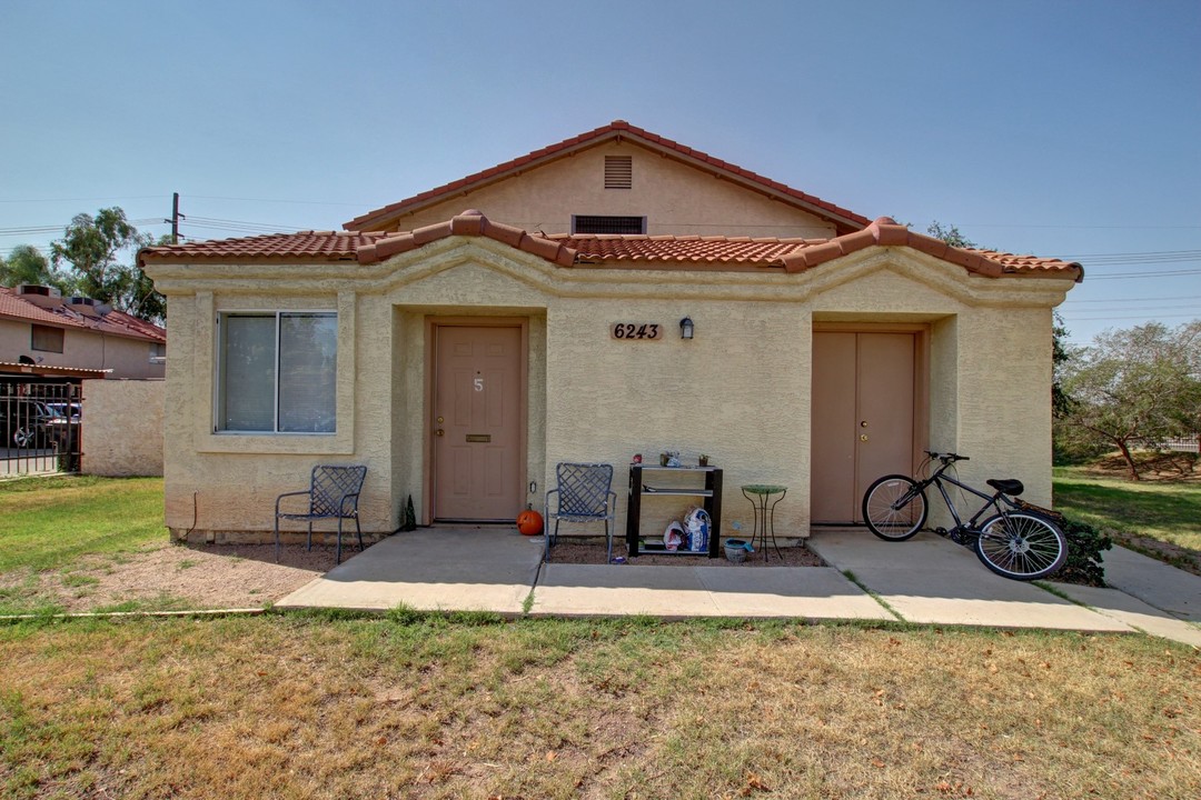 Gorgeous Townhouse with Private Yard and W... in Mesa, AZ - Building Photo