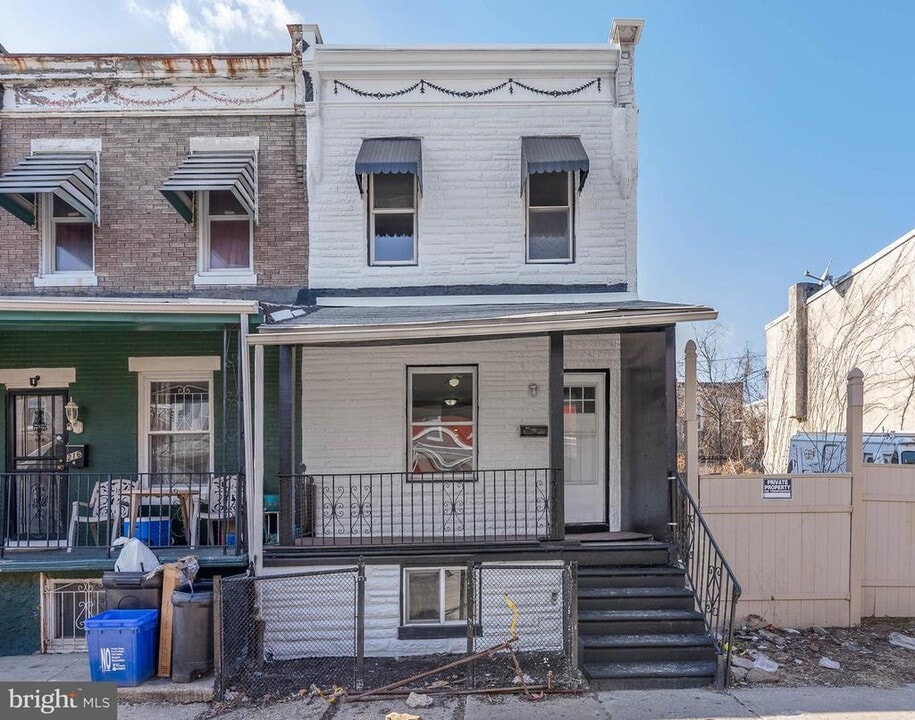 218 N Alden St in Philadelphia, PA - Building Photo