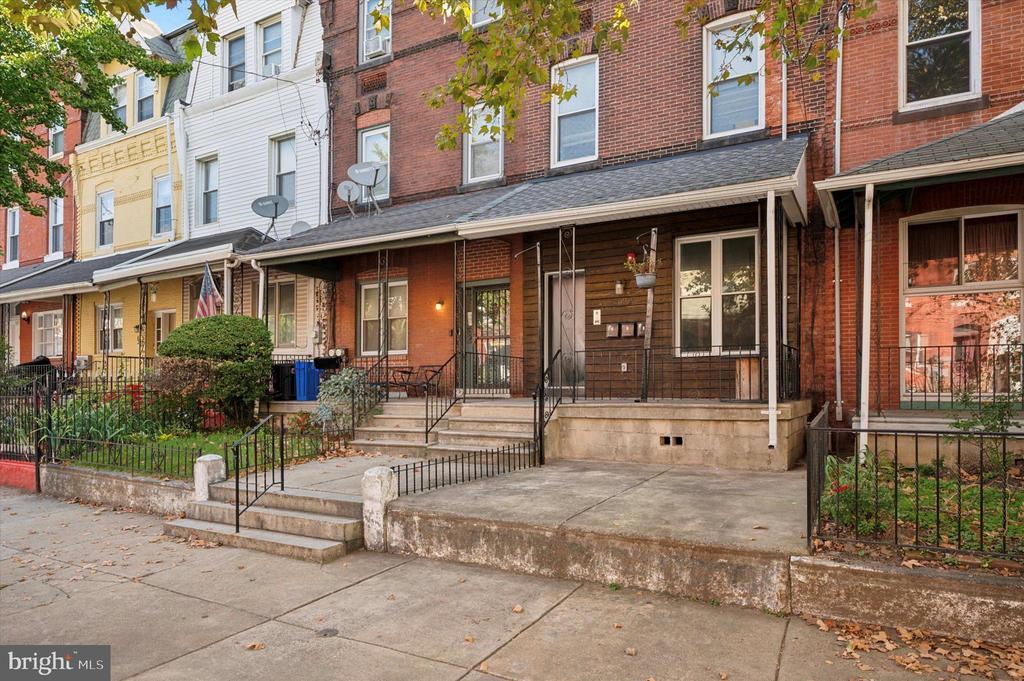 629 N 32nd St in Philadelphia, PA - Building Photo