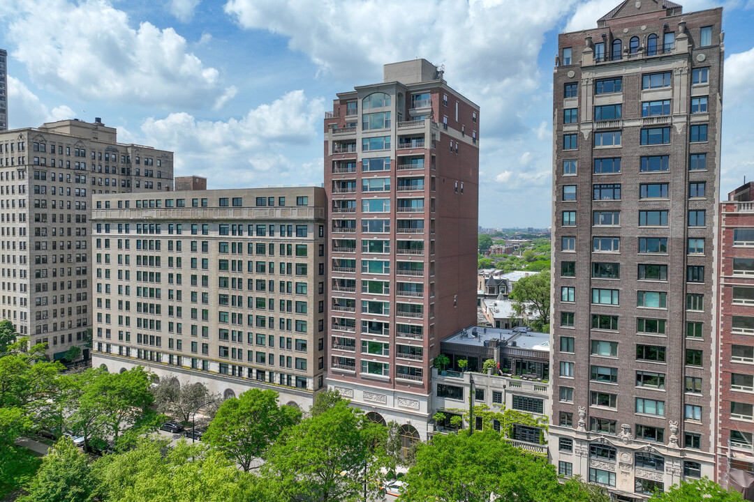 2120 N Lincoln Park W in Chicago, IL - Building Photo