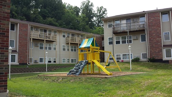 Colonial Park in Pomeroy, OH - Foto de edificio - Building Photo