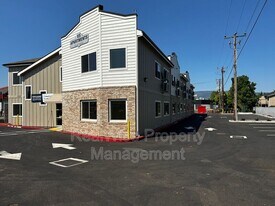 1935 Table Rock Rd in Medford, OR - Building Photo