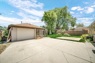 1047 W Villa Dr in Des Plaines, IL - Building Photo - Building Photo