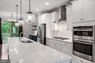 2880 Lowen Valley Rd in Alexandria, VA - Building Photo - Building Photo