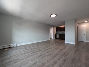 429 W Wellington Ave, Unit 12C in Chicago, IL - Foto de edificio - Building Photo