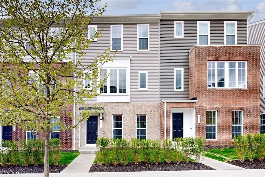 223 Main St in Cranberry Township, PA - Building Photo