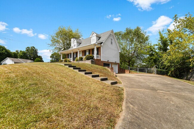 2021 Windmeade Dr in Clarksville, TN - Building Photo - Building Photo