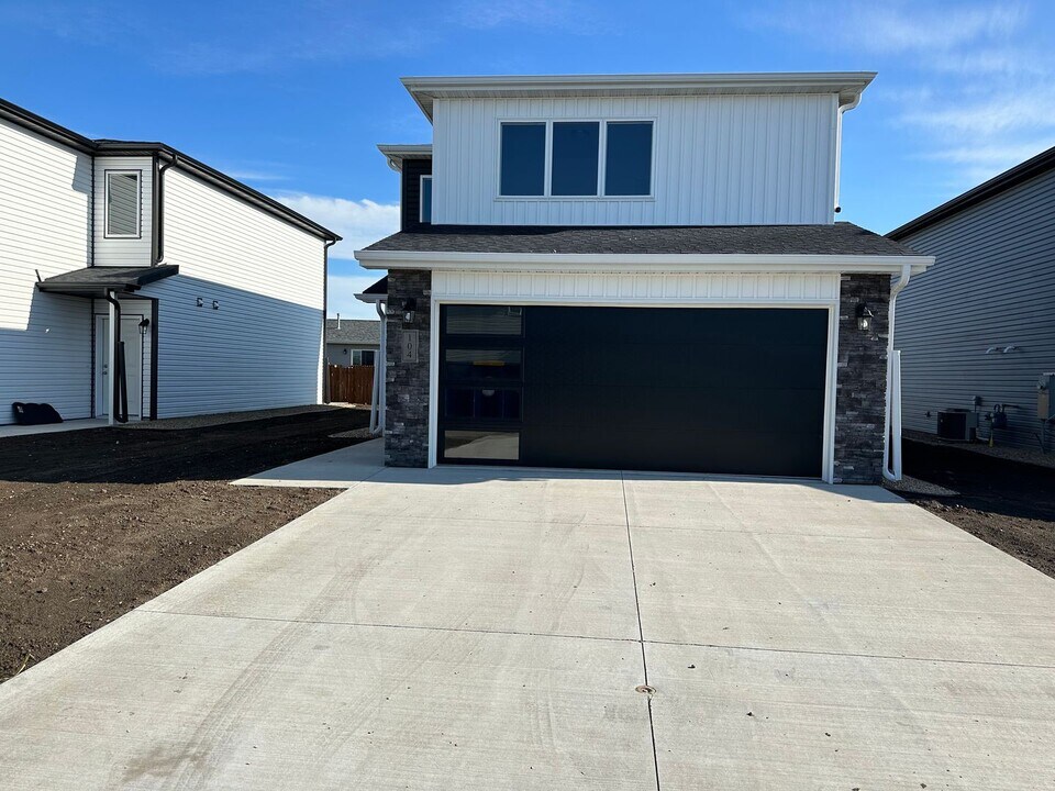104 Marshall Lp in Bismarck, ND - Building Photo