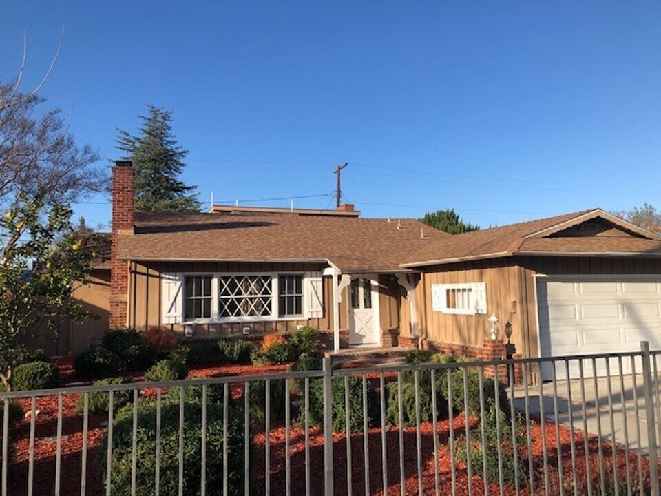 22643 Collins St in Los Angeles, CA - Building Photo