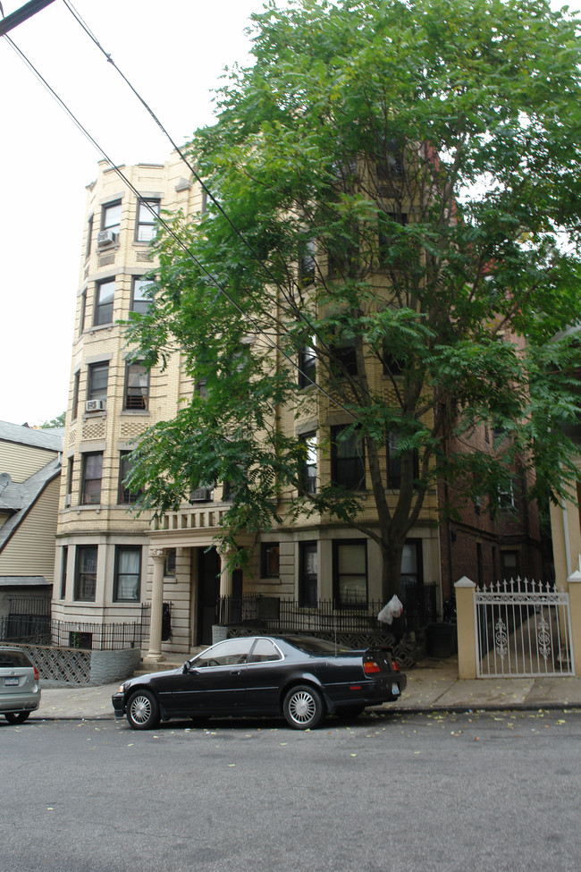 64 Bruce Ave in Yonkers, NY - Building Photo - Building Photo