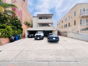 1142 Serrano Ave in Los Angeles, CA - Foto de edificio - Building Photo