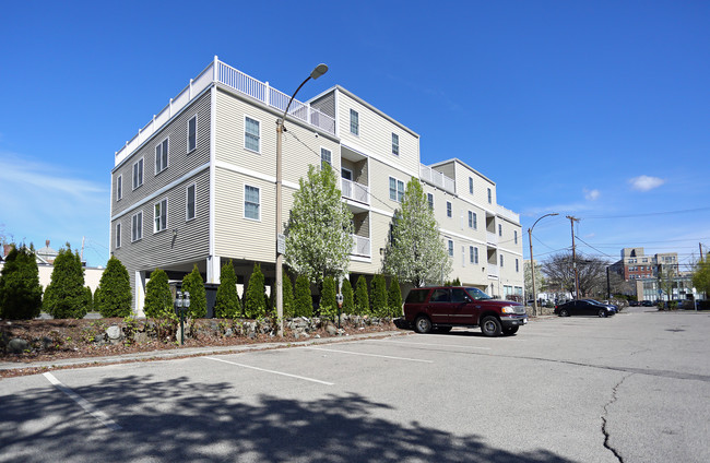 27-29 Spruce St in Waltham, MA - Foto de edificio - Building Photo