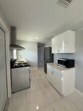 614 N E St, Unit #2 in Lake Worth Beach, FL - Building Photo - Building Photo