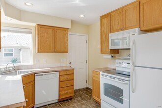 9277 SE Morrison St in Portland, OR - Building Photo - Building Photo