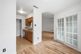 1104 Riverchase Ln in Arlington, TX - Building Photo - Building Photo