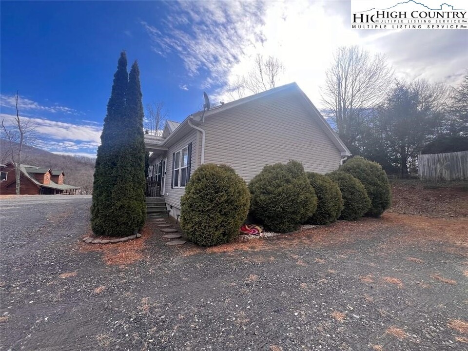 403 Ridgecrest Ave in West Jefferson, NC - Building Photo