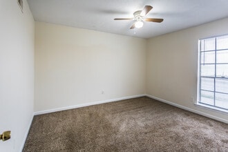 Oakwood Meadows Estates in Memphis, TN - Foto de edificio - Interior Photo