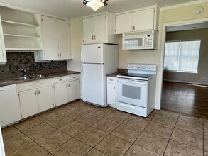 2102 W Concho Ave in San Angelo, TX - Foto de edificio - Building Photo