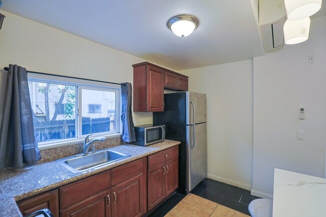 2626 S Budlong Ave, Unit 2626 S Budlong Ave in Los Angeles, CA - Foto de edificio - Building Photo