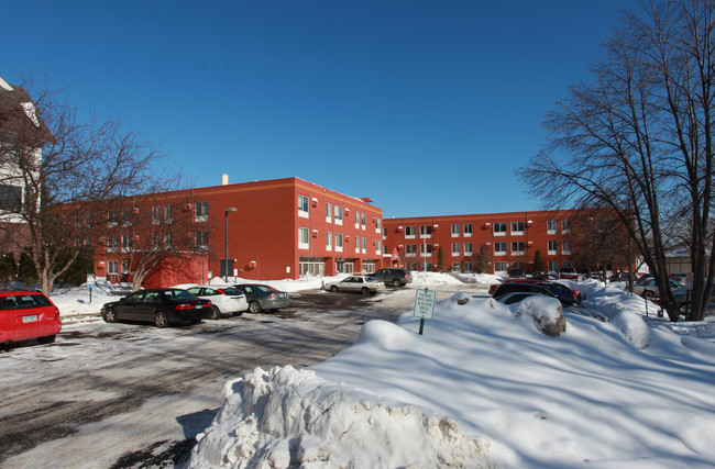 South Shore Park Apartments in Excelsior, MN - Foto de edificio - Building Photo