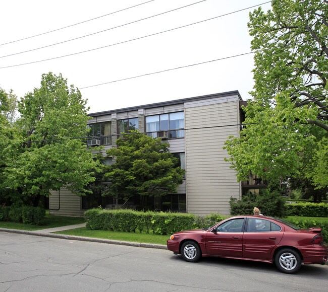 1 Meadowbrook Rd in Toronto, ON - Building Photo - Building Photo