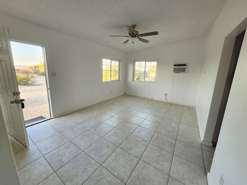 5527 Baileya Ave, Unit A in Twentynine Palms, CA - Foto de edificio