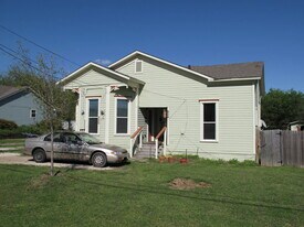 924-926 Anna St in Denton, TX - Building Photo