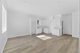 8512 Wilbur Ave in Los Angeles, CA - Building Photo - Building Photo