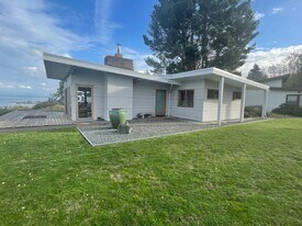 720 Edgecliff Dr in Langley, WA - Building Photo