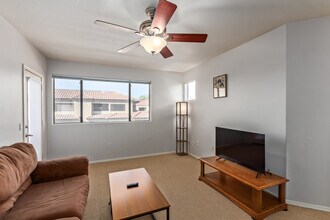 4925 E Desert Cove Ave, Unit 310 in Scottsdale, AZ - Foto de edificio - Building Photo