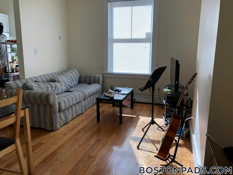 35 Brookline St, Unit 3 in Cambridge, MA - Building Photo