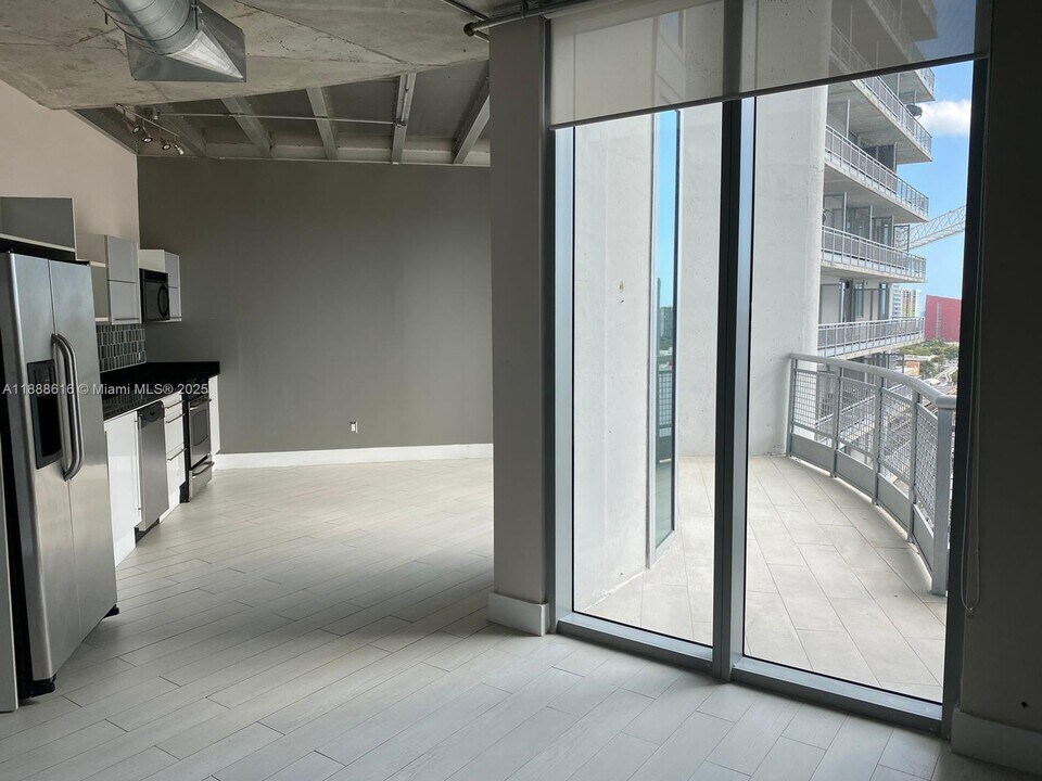 690 SW 1st Ct, Unit 2327 in Miami, FL - Building Photo