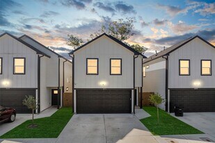 1071 St Clair St in Houston, TX - Building Photo