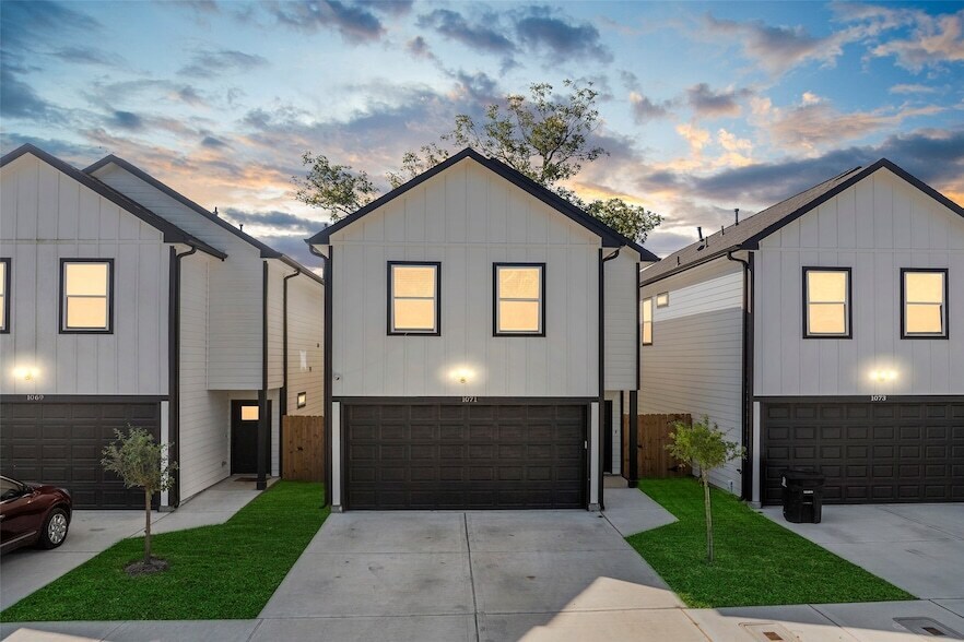 1071 St Clair St in Houston, TX - Building Photo