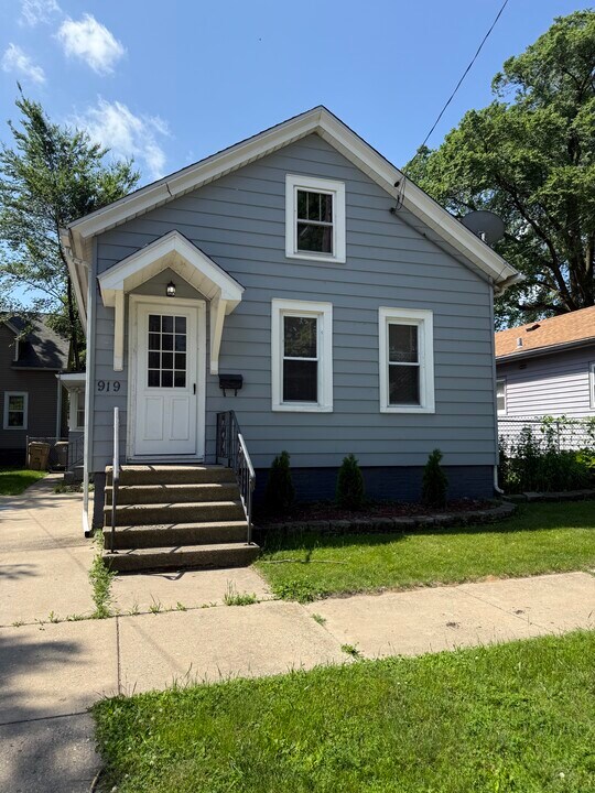 919 46th St in Kenosha, WI - Building Photo