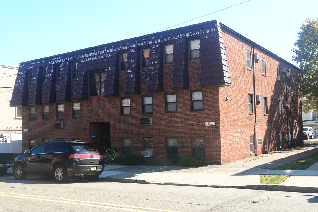 280 Stuyvesant Ave in Lyndhurst, NJ - Building Photo