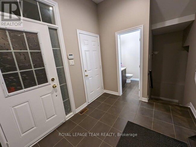 221 Waymark Crescent in Ottawa, ON - Building Photo - Building Photo
