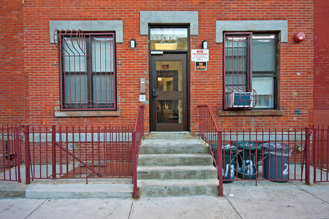 213 Hull St in Brooklyn, NY - Building Photo - Building Photo