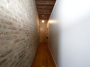 2849 W Belmont Ave, Unit 2R in Chicago, IL - Foto de edificio - Building Photo