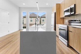 5614 Larkin St in Houston, TX - Foto de edificio - Building Photo