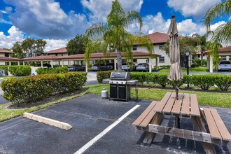 390 SW South River Dr in Stuart, FL - Foto de edificio - Building Photo