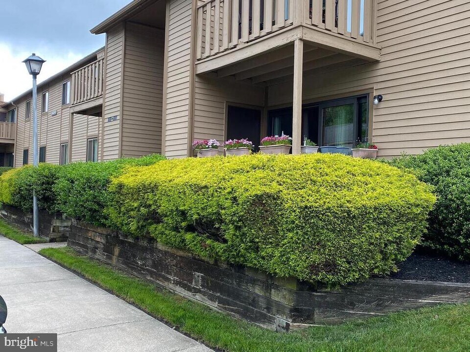 1607 Woodhollow Dr in Evesham, NJ - Foto de edificio