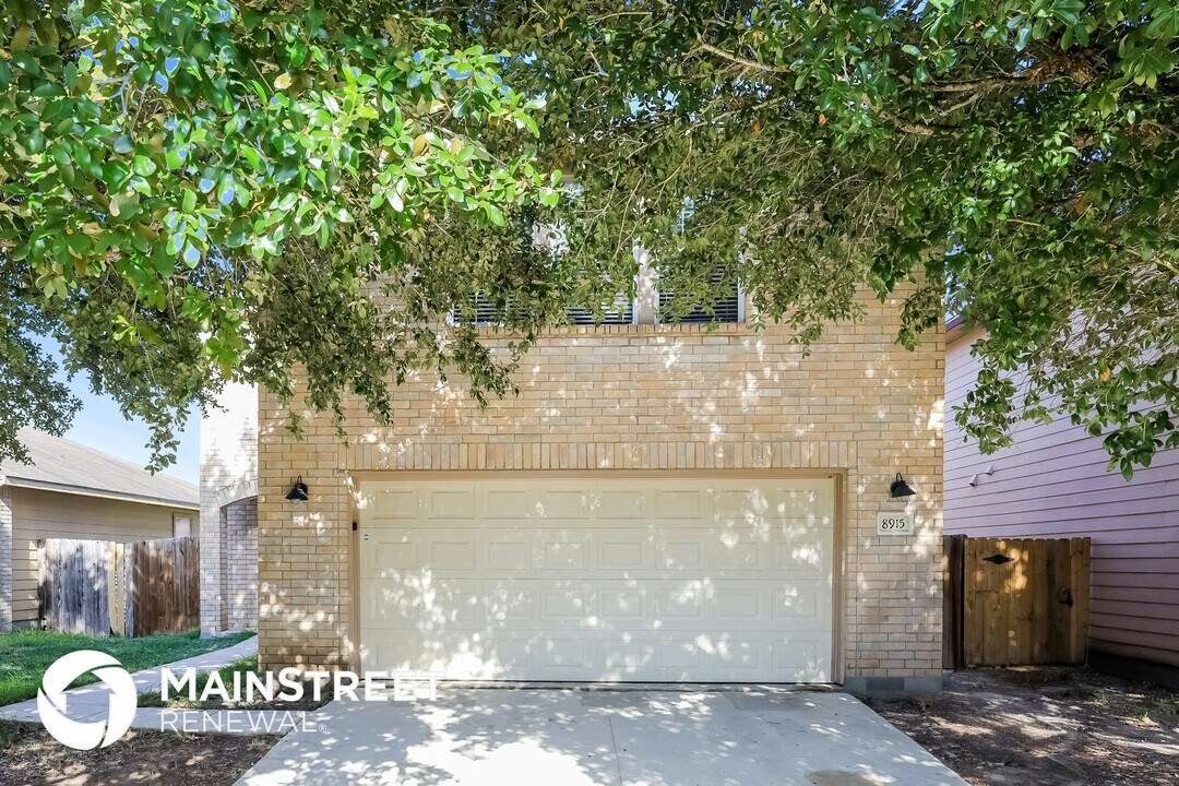 8915 Mission Mdw in San Antonio, TX - Building Photo