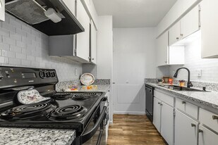 SOUTH CREST in Dallas, TX - Building Photo