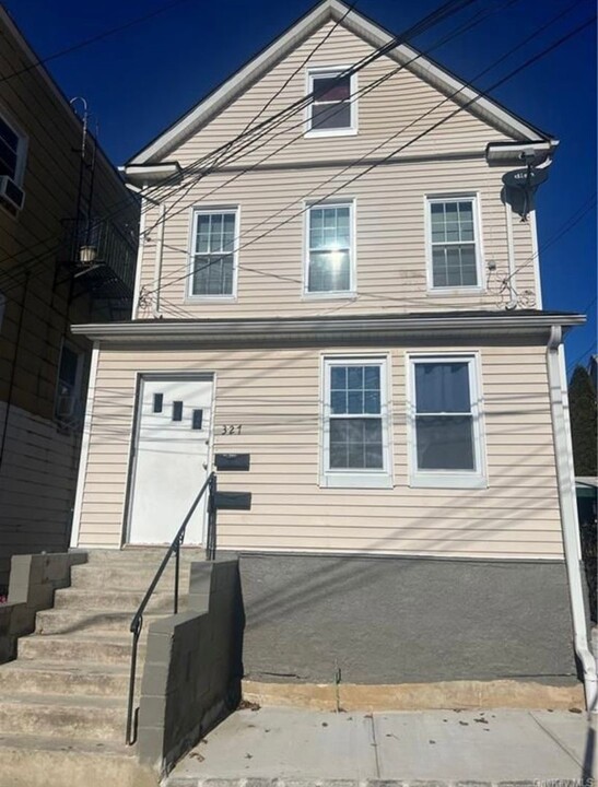 327 Lockwood Ave in New Rochelle, NY - Building Photo
