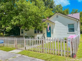 221 Edwards St in Elberton, GA - Building Photo