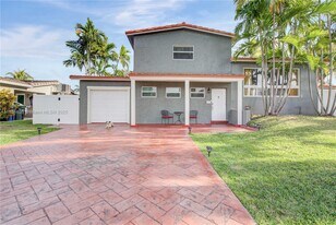 1100 NE 4th St in Hallandale Beach, FL - Building Photo