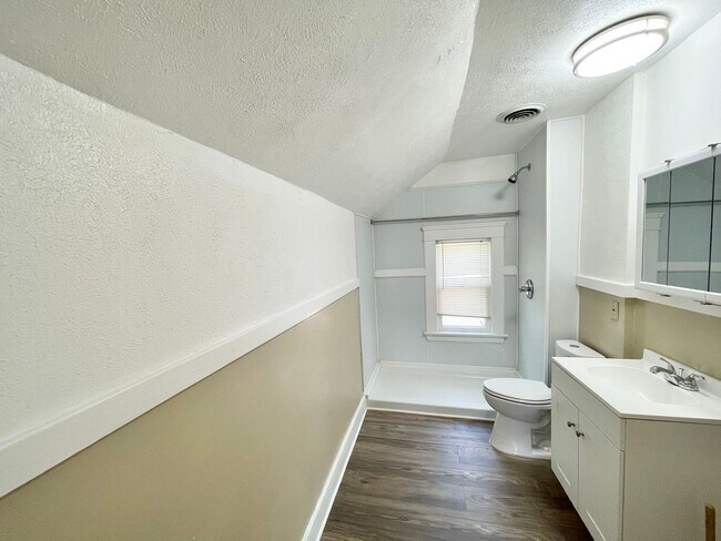 1041 W 10th St-Unit -Unit 2 - Upstairs in Lorain, OH - Building Photo - Building Photo